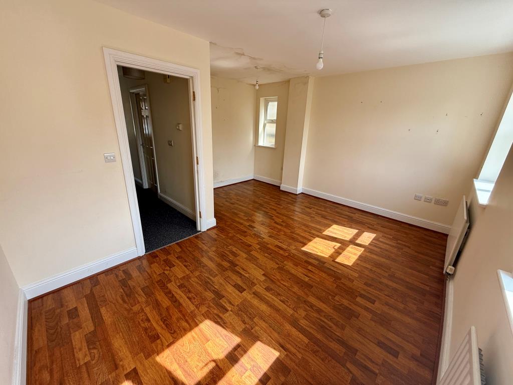 Lot: 157 - TERRACE OF VACANT TOWN HOUSES - 8 Prospect Avenue living room